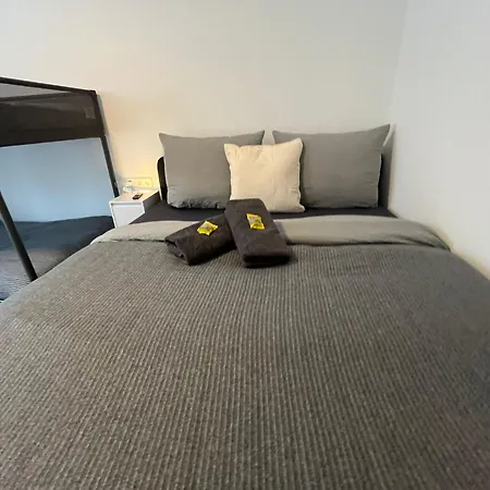 Hub 20 - Mit Balkon Hostal